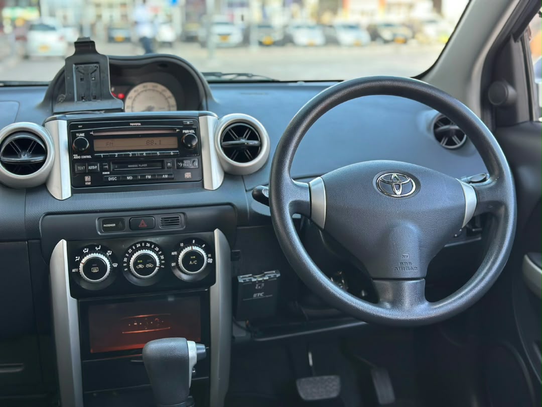 TOYOTA IST thumbnail 4